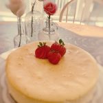 Crustless vanilla cheesecake with strawberries on top